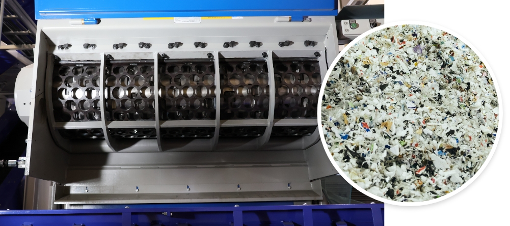 破砕機で細かく砕く